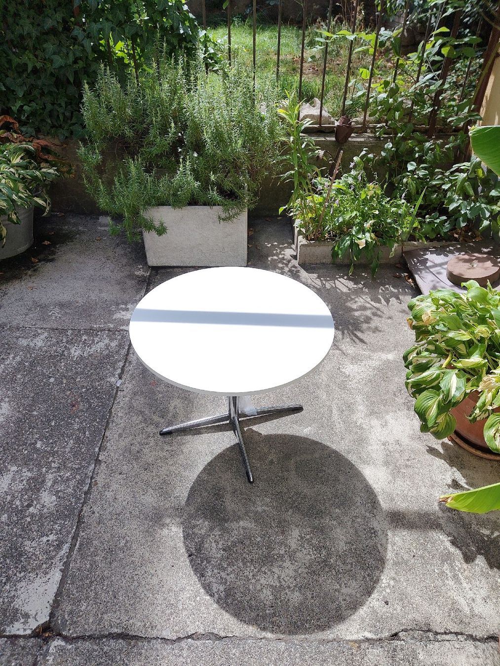 Tables: Beistelltisch, rund, weiss – D'occasion à Basel par kas_8r2y 1