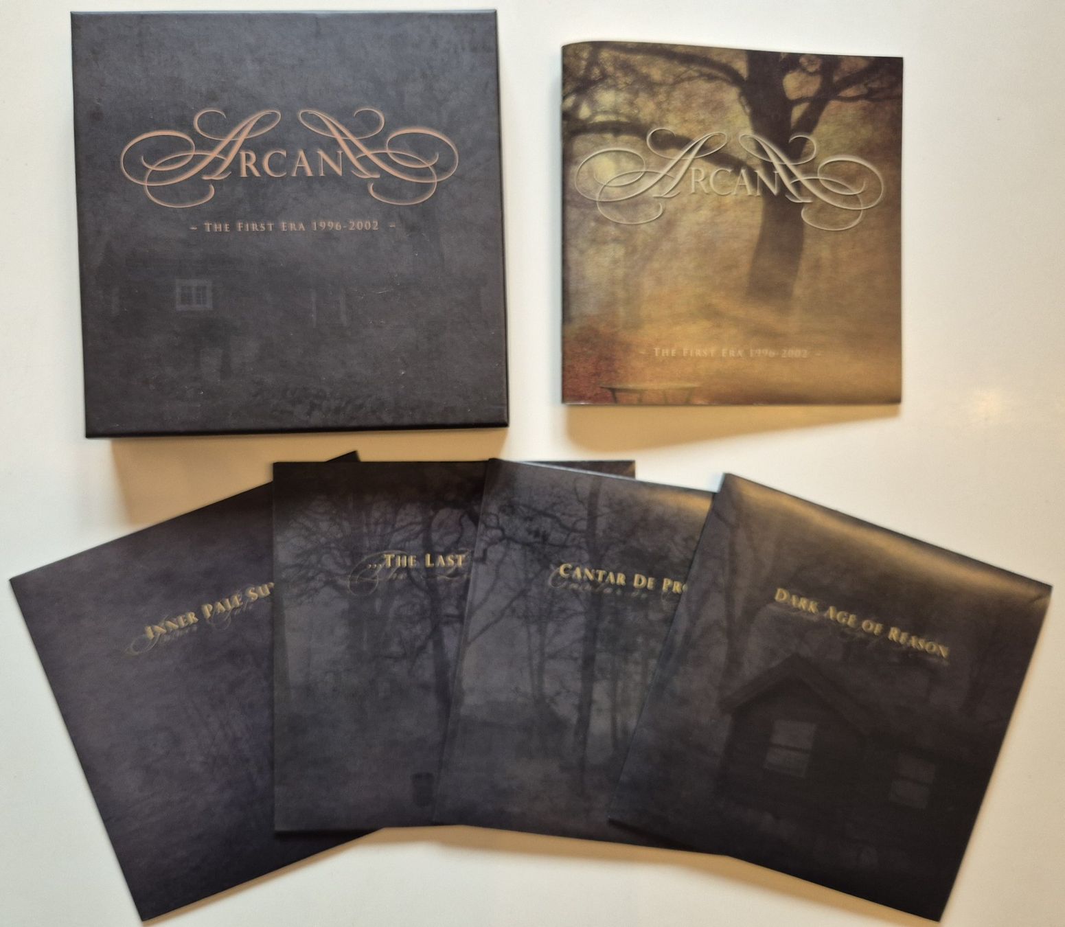 Coffret Arcana The First Era 1996-2002 en bon état (Gebraucht) in La ...