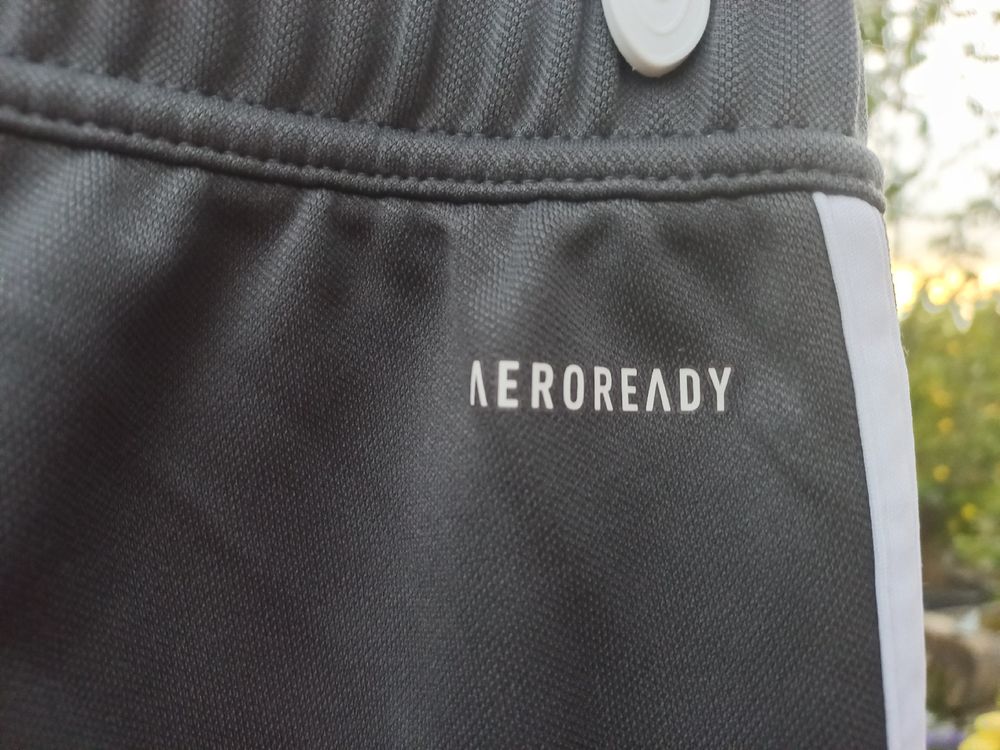 Adidas Pantaloni: Trainerhose von adidas Gr. M kaum getragen – Nuovo (secondo la descrizione) da Oberuzwil venduto da venditum. 3