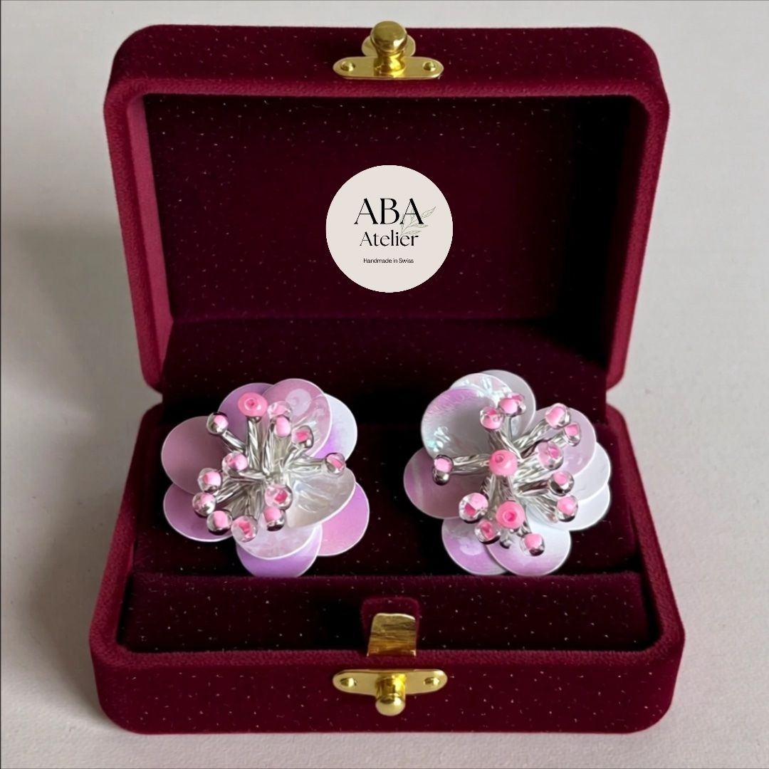 Orecchini pendenti & Orecchini a lobo: Eleganter Ohrstecker  - Perlen & Pailletten -Handmade - Neu! – Nuovo e nell'imballaggio originale da Vals venduto da ABA-Atelier