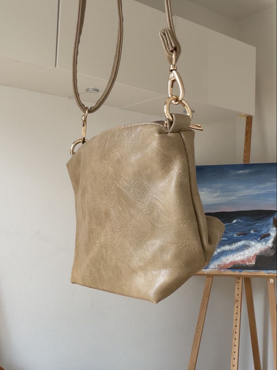 Borse da donna: Tasche beige Lederimitat mit Schulterriemen neu – Usato da Aesch venduto da fiona.sophie