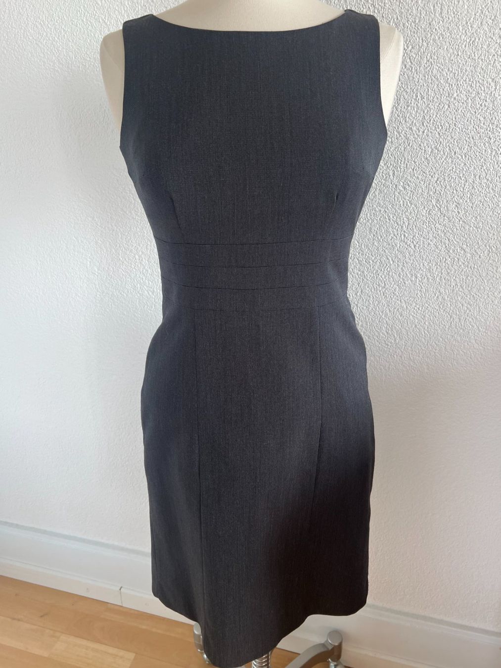 H&M Kleider: H&M Etuikleid, Gr. 36, Grau/meliert – Neu und originalverpackt aus Worb von farben20zauber