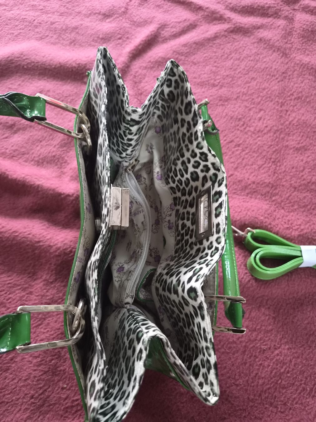 Borse da donna: Handtasche glänzend grün mit Leo Muster Grösse M – Usato da Dürrenäsch venduto da Uliu 1