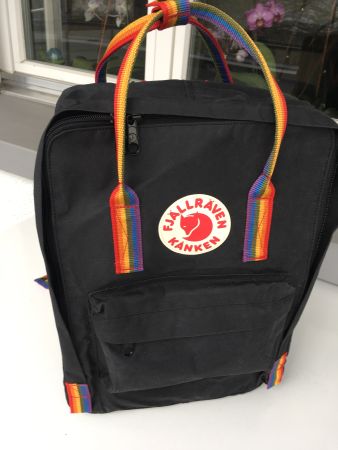 Schwarze Fjallraven Rainbow Rucksack Regenbogen Pride 16 l