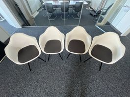 4 Vitra Eames Stühle weiss schwarz guter Zustand