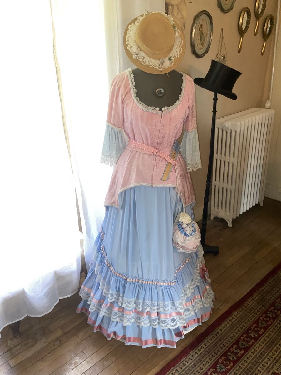 Vestiti: Antikes Kleid mit samt Büste Hut, Täschchen, Fächer  Brosche – Usato da Düdingen venduto da Reconflo 9