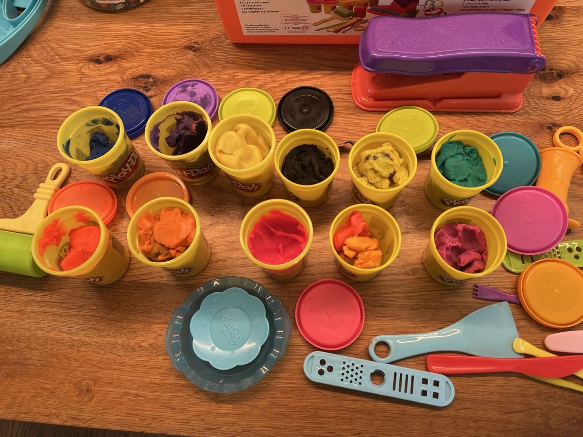 Kit bricolage: Basteln: Perlen, Knete, Schrumpffolie  – Usato da Niederbüren venduto da Poschti_19 8