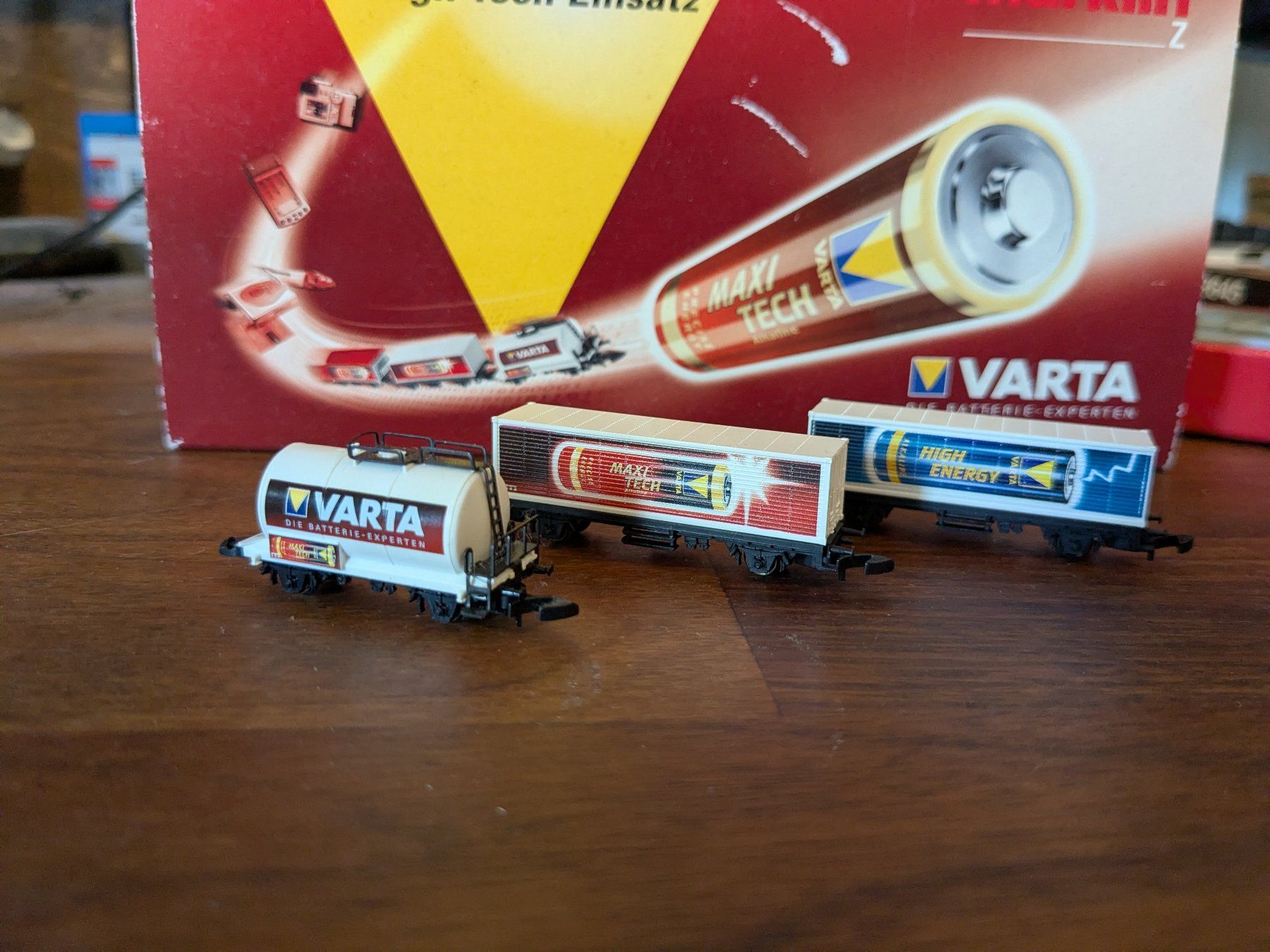 Märklin Modelleisenbahnen: Märklin Spur Z Varta Güterwagen Set – Gebraucht aus Zürich von NotVATRegistered