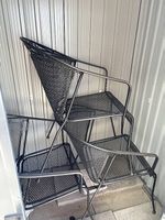3 chaises de jardin en métal + bac à fleurs à donner