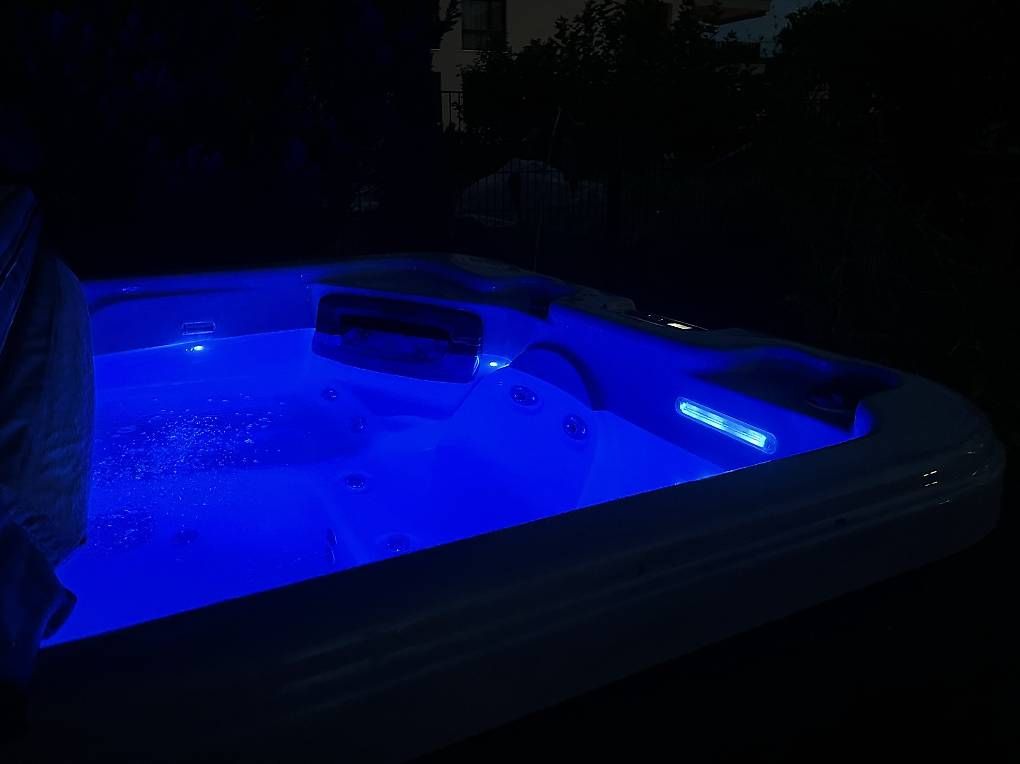 Bains à remous: Whirlpool – D'occasion à Eschenbach SG par Nk10 2
