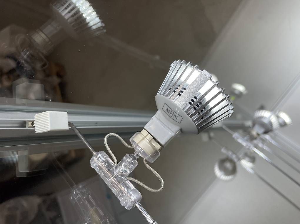 Vetrine: Hochwertige Standvitrine mit Rollen, beleuchtet, – Usato da Zürich venduto da Dica1 2