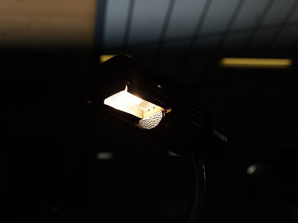 Oluce Lampade: Oluce  Stehleuchte | Bruno Gecchelin | Schwarz und Chrom – Usato da Meinisberg venduto da atelier_TILIJA 6
