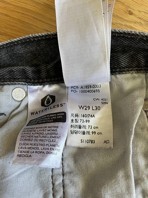Levi's Jeans: Levi's Jeans Hellgrau Grösse W29 L30 – Usato da Bern venduto da Zentro 2
