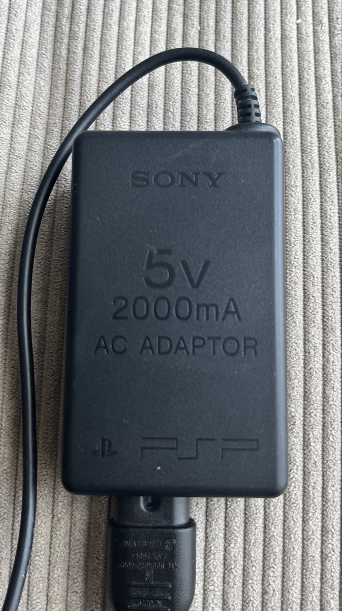 Unità & Adattatore: Sony PSP AC Adaptor – Usato da Zug venduto da metebalci