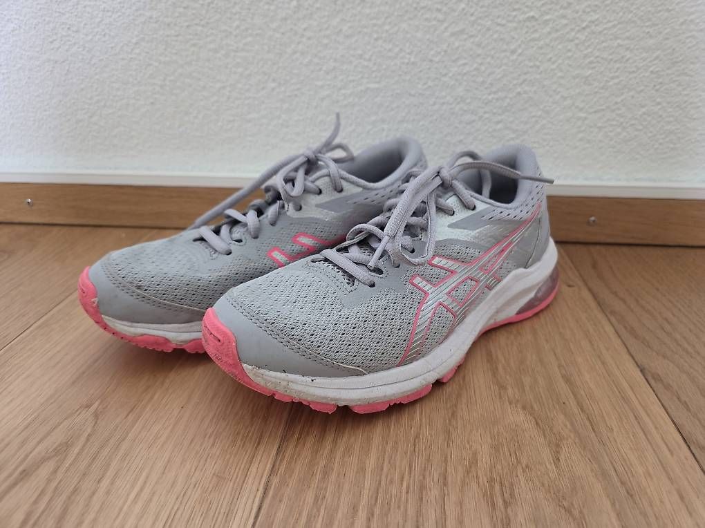 Scarpe per ragazze: Asics Turnschuhe Gr. 35.5 – Usato da Roggliswil venduto da Nleu
