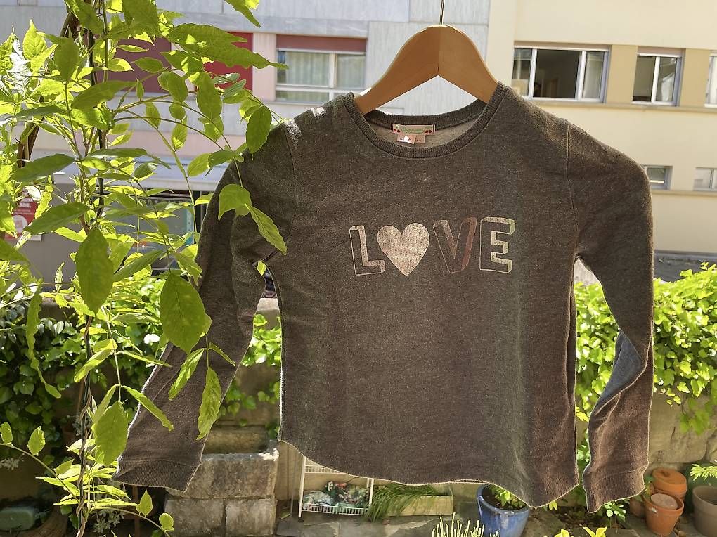 Lotti & Set di vestiti: Pulls divers enfant pour 8.-/pièces – Usato da Genève venduto da dia_tj6j