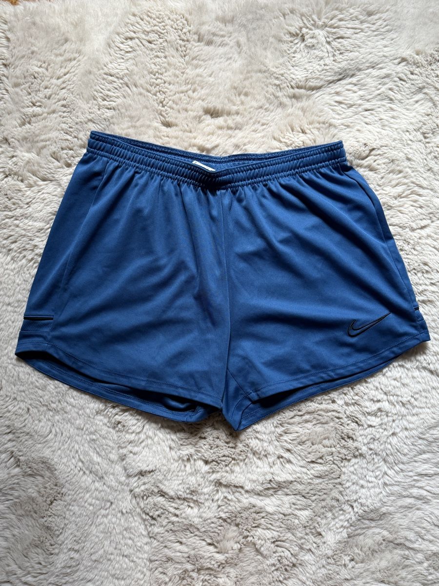 Nike Lotti di vestiti: Sportset Nike, Grösse M-L – Usato da Haldenstein venduto da ana_b8c7 4