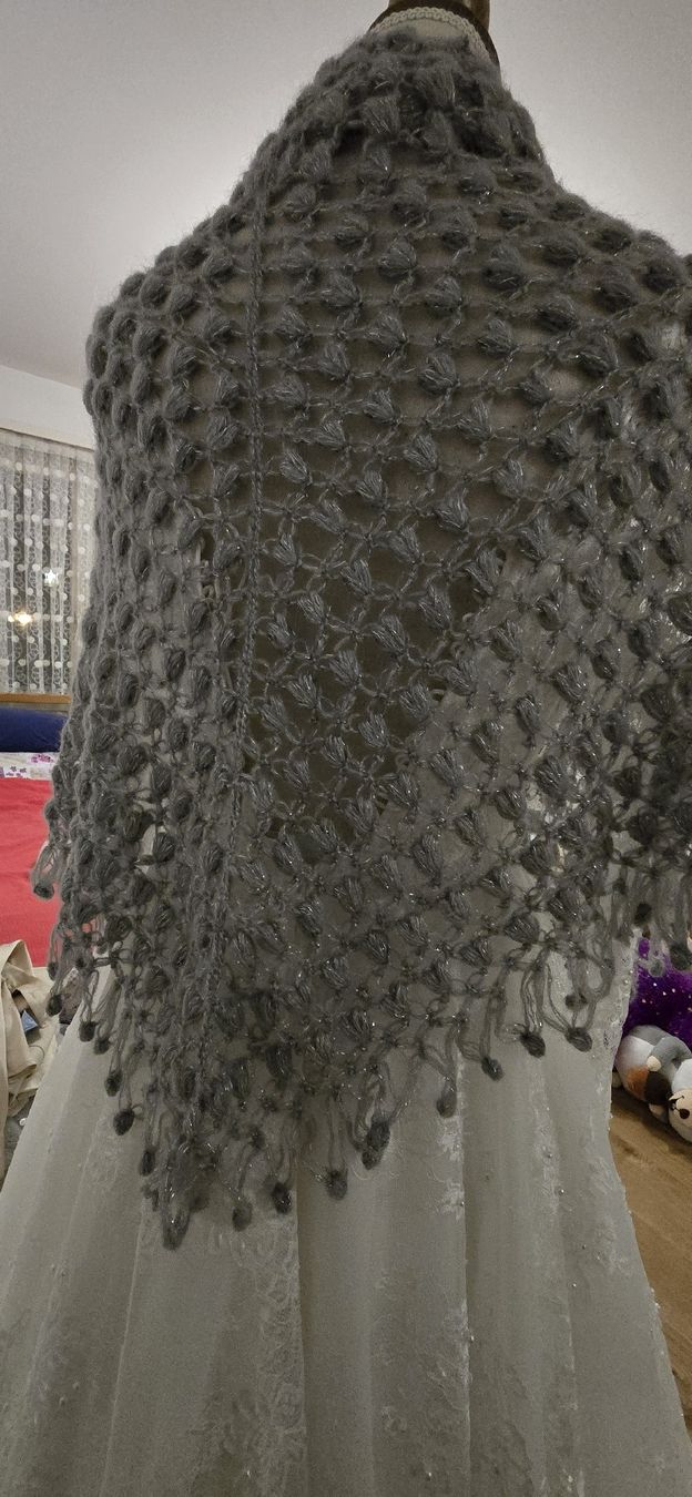 Foulard & Sciarpe: Handgestrickte gemütliche silber Schal 🩶 – Nuovo (secondo la descrizione) da Zürich venduto da Idoly_Studio. 3