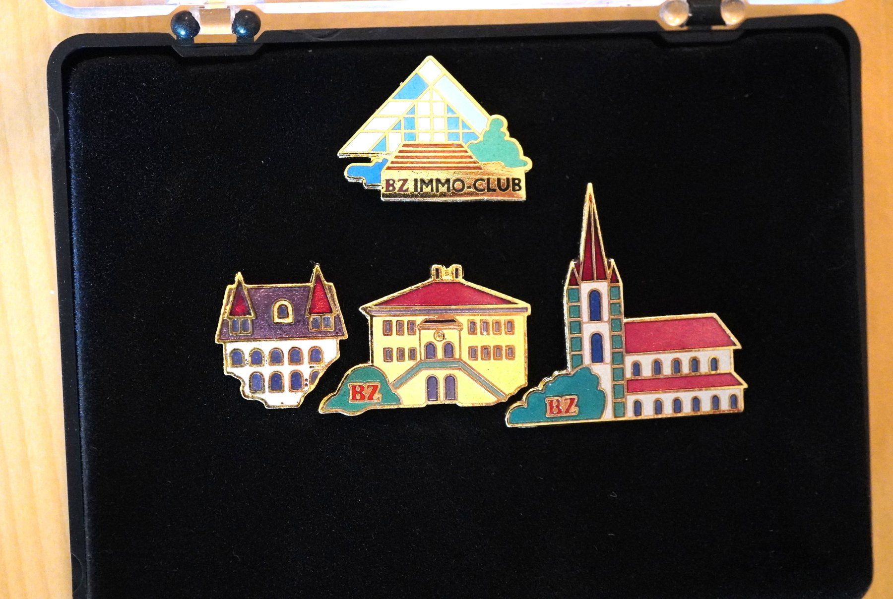 Placchette & Badge: Pin Sammlung – Usato da Worb venduto da worb01 1