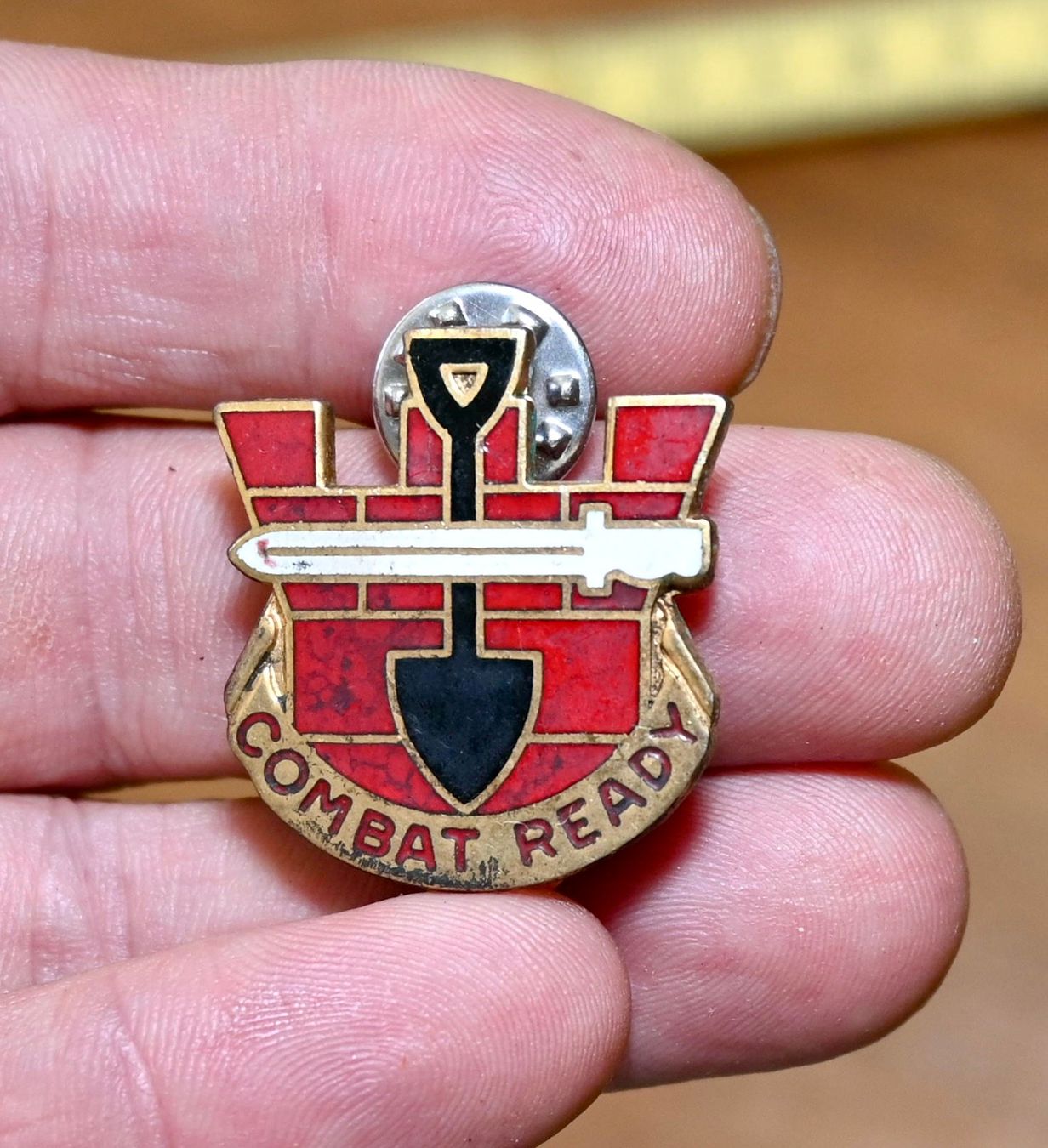 Placchette & Badge: VINTAGE US Army - 130th Engineer Brigade Emaille Pin – Usato da Pfaffhausen venduto da mono_rec