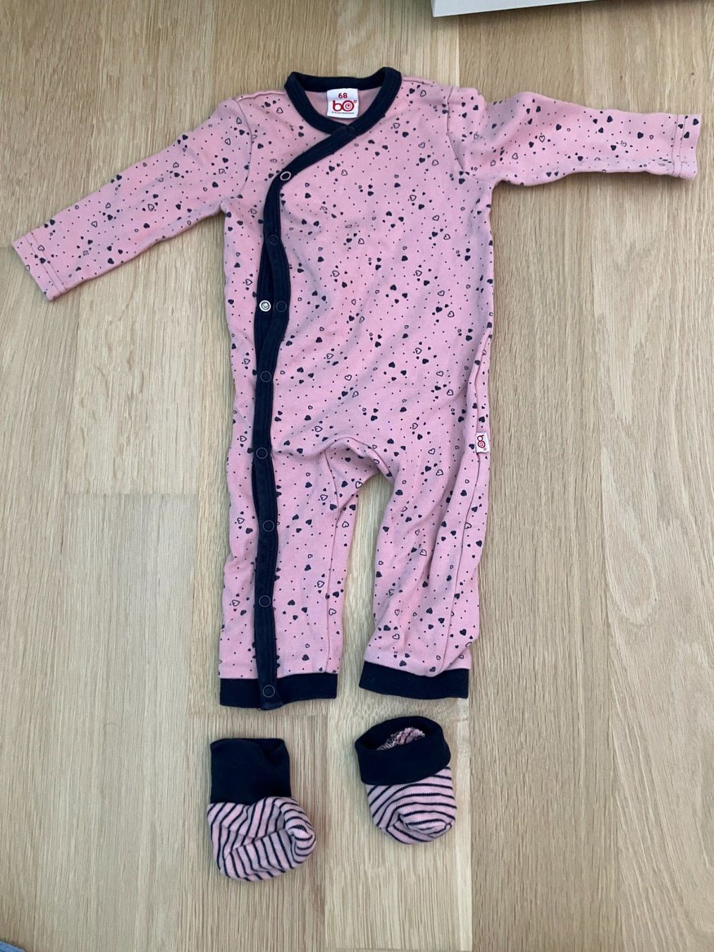 Lotti & Set di vestiti: bo Wirbelwind Strampler mit Socken Gr. 68 – Usato da Zürich venduto da tscherel