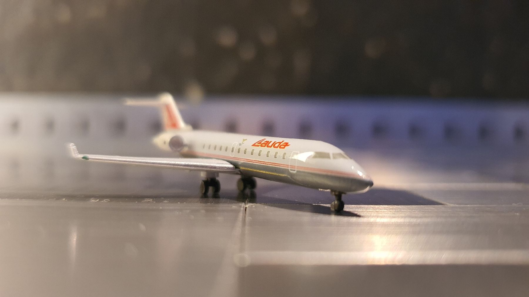 Herpa Kit di modellismo & Modellini statici: HERPA LAUDA-AIR CANADAIR JET 1:500 – Usato da Männedorf venduto da Modellbau-wyss 2
