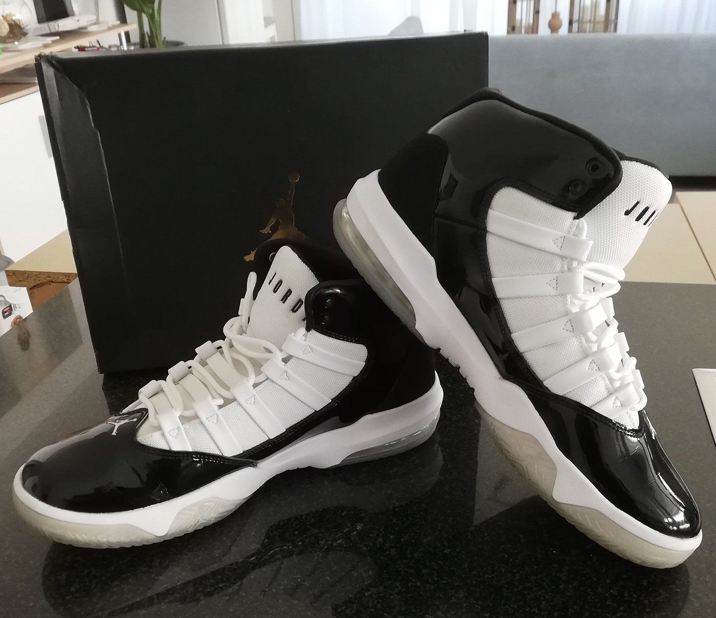 Jordan Scarpe da uomo: Air Jordan Max Aura - Black & White Gr. EU45 – Nuovo (secondo la descrizione) da Locarno venduto da Kira712