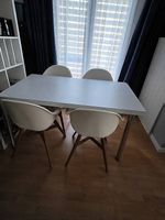 Tisch mit Stühlen 