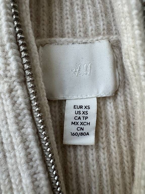 H&M Pullover & Sweatshirts: H&M Strickpullover gestreift Reissverschluss XS – Gebraucht aus Wettswil von vic_5v82 1