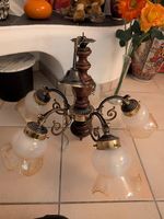 Lustre en bois et bras en laiton 5 abat-jours en verre 230v.
