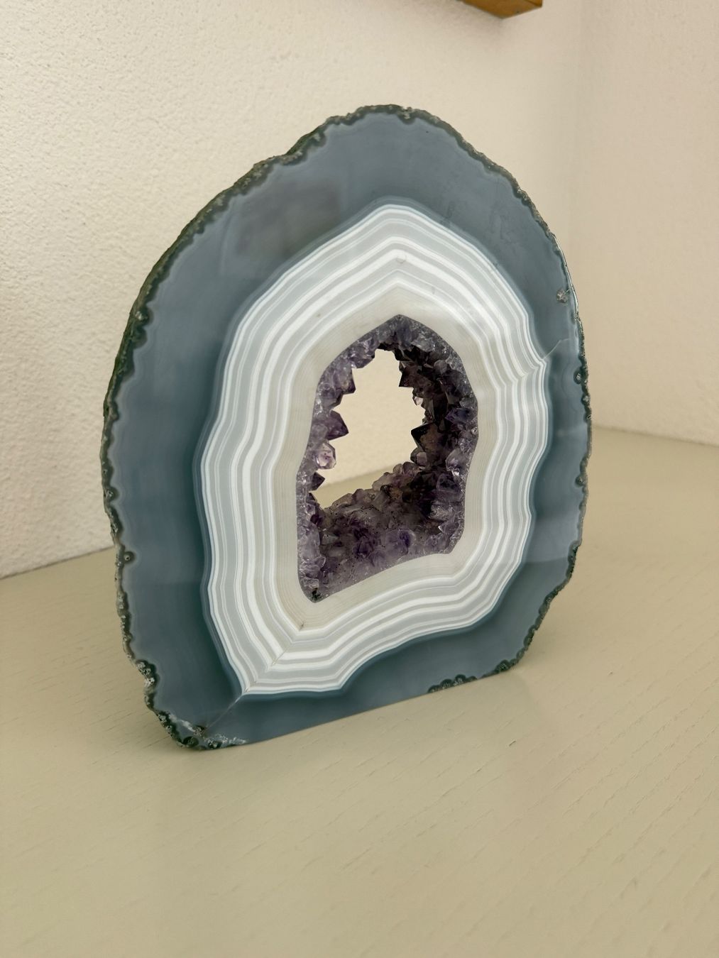 Minerali & Pietre curative: Agate geode amethyst, unique decorative piece. – Usato da Schindellegi venduto da Haru5