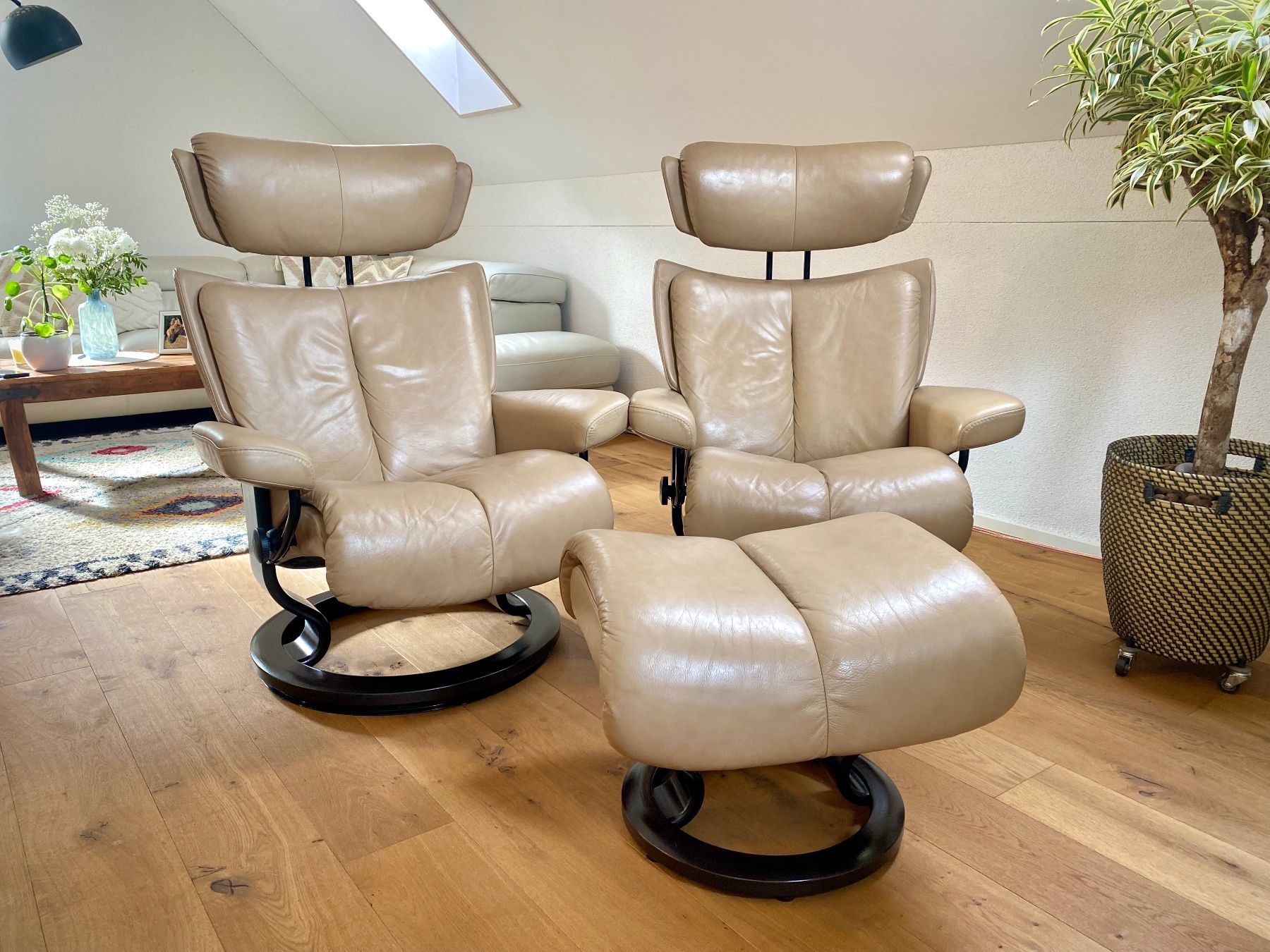 Stressless Poltrone: 2 Stressless® Magic Relax Sessel Beige Größe M mit 1 Hocker – Usato da Rorbas venduto da Samayo_