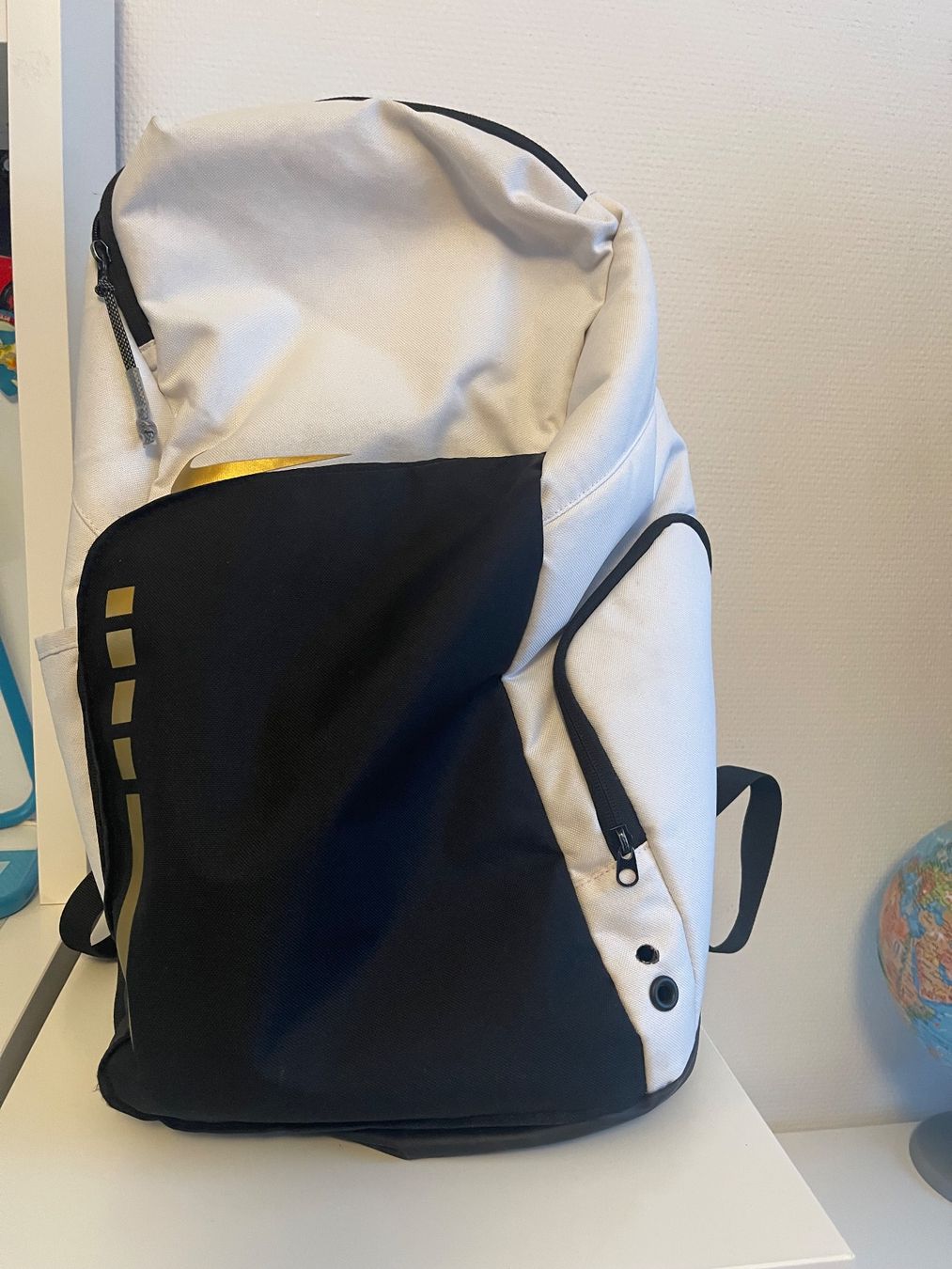 Nike Zaini: Original Nike Performance Rucksack, weiss, gold, schwarz – Usato da Rüti ZH venduto da MAMILU 1
