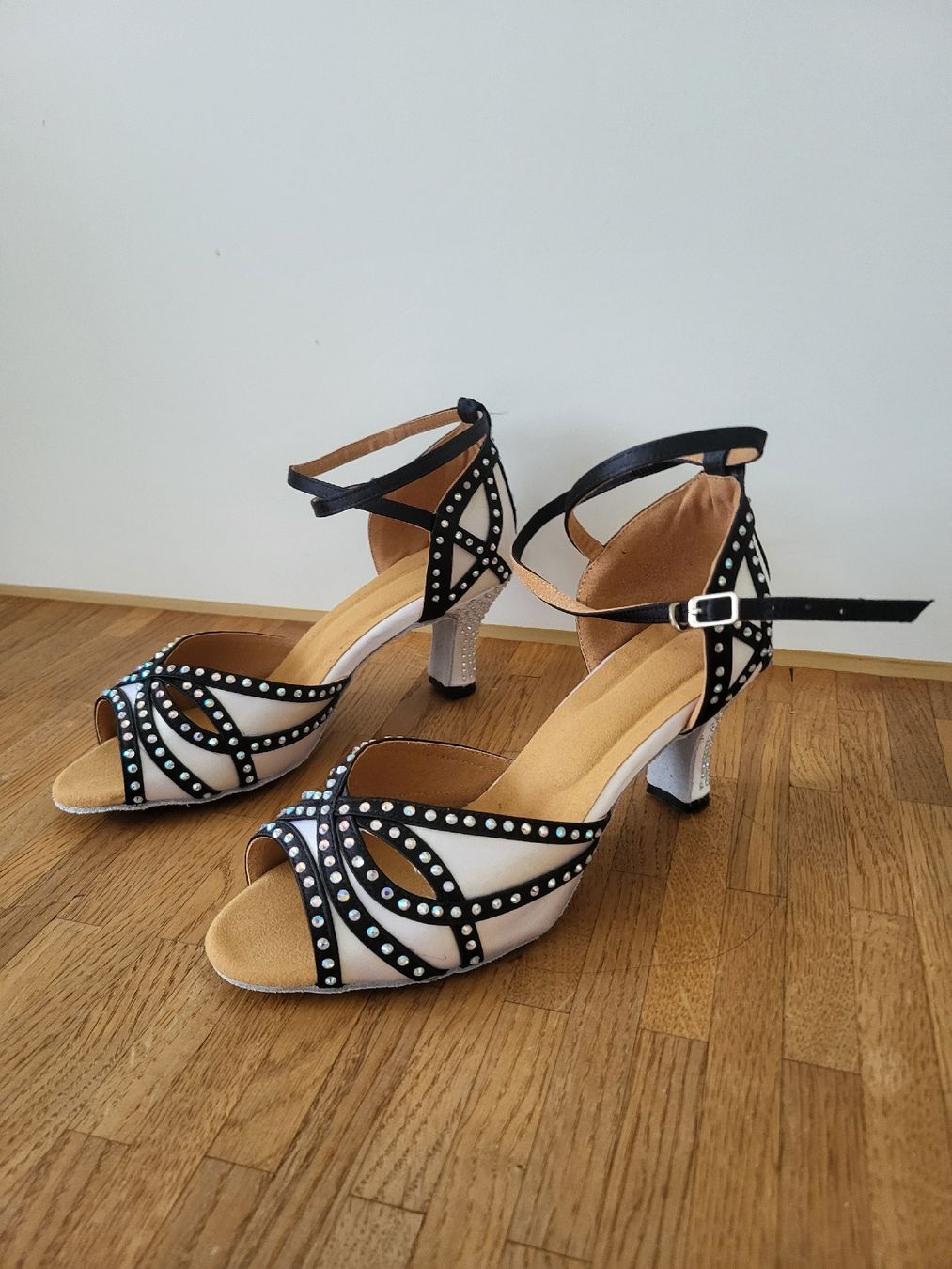 Scarpe da donna: Neue Latin Tanzschuhe Gr. 42 – Nuovo (secondo la descrizione) da Samstagern venduto da witschan