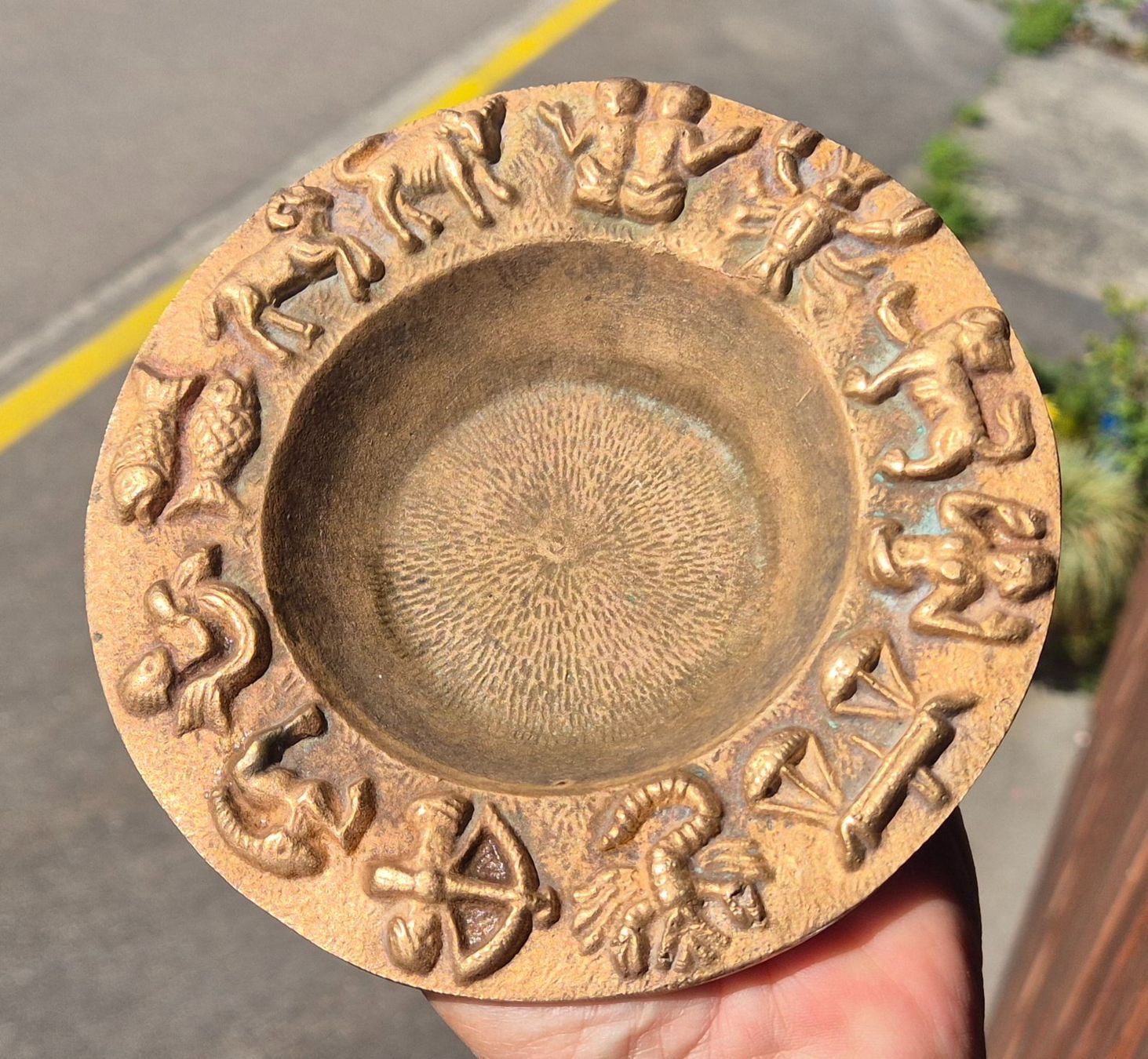 Aschenbecher: schwerer Aschenbecher mit Zodiac Sternzeichen – Gebraucht aus Neerach von SilliS
