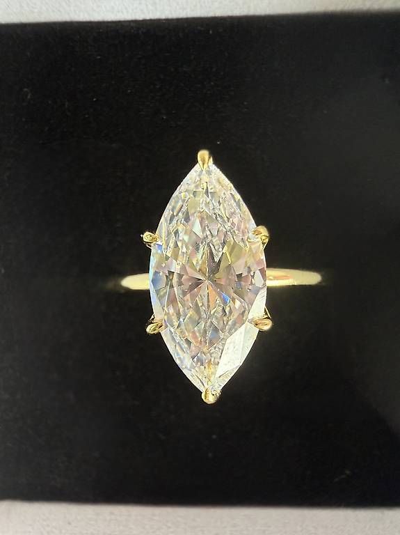 Ringe: Ring mit funkelndem Stein im Marquise-Schliff – Gebraucht aus Thalwil von han_2b8c 1