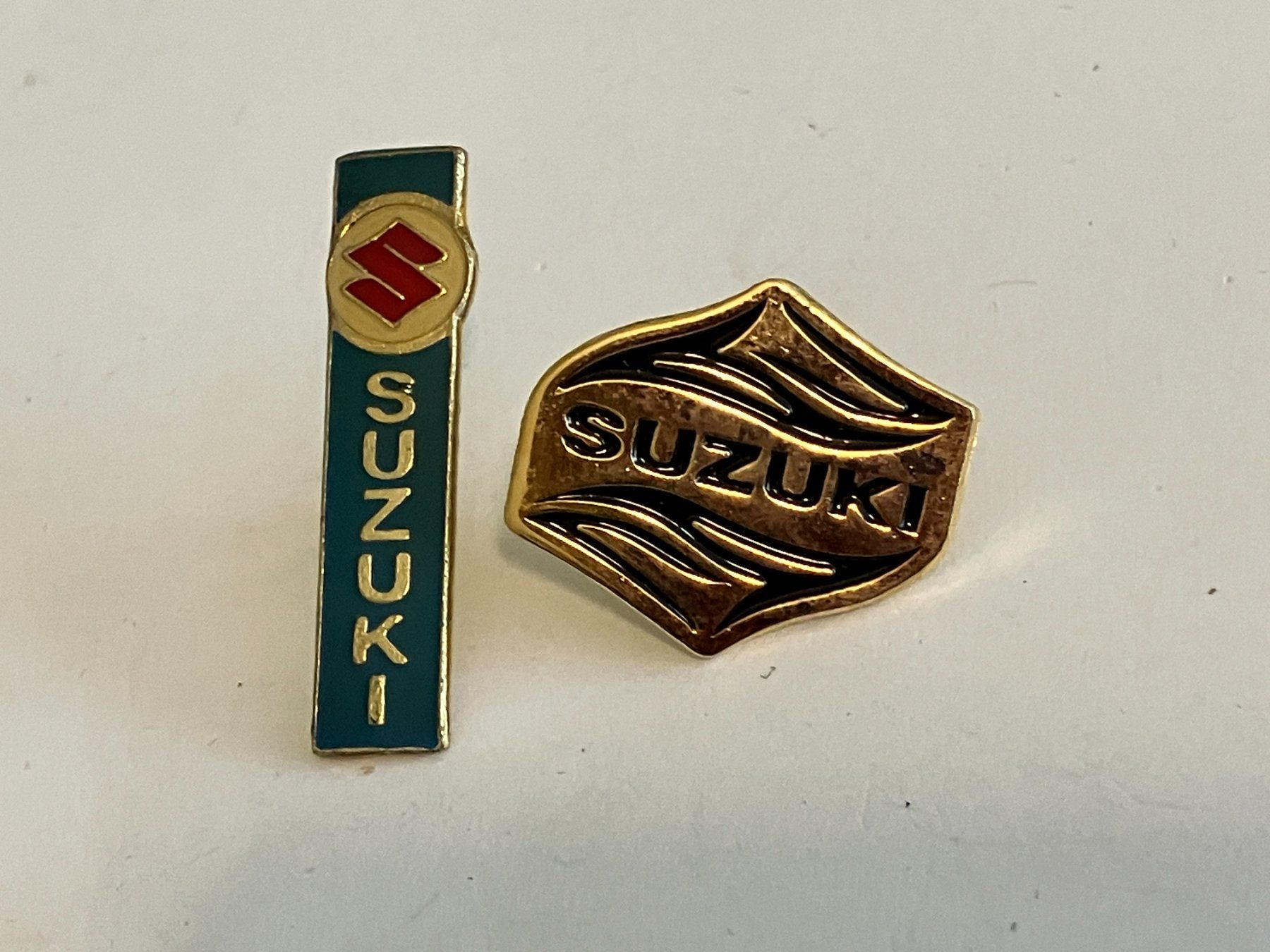 Plaquettes & Badges: 2 Pin Suzuki – D'occasion à Basel par djwwpp