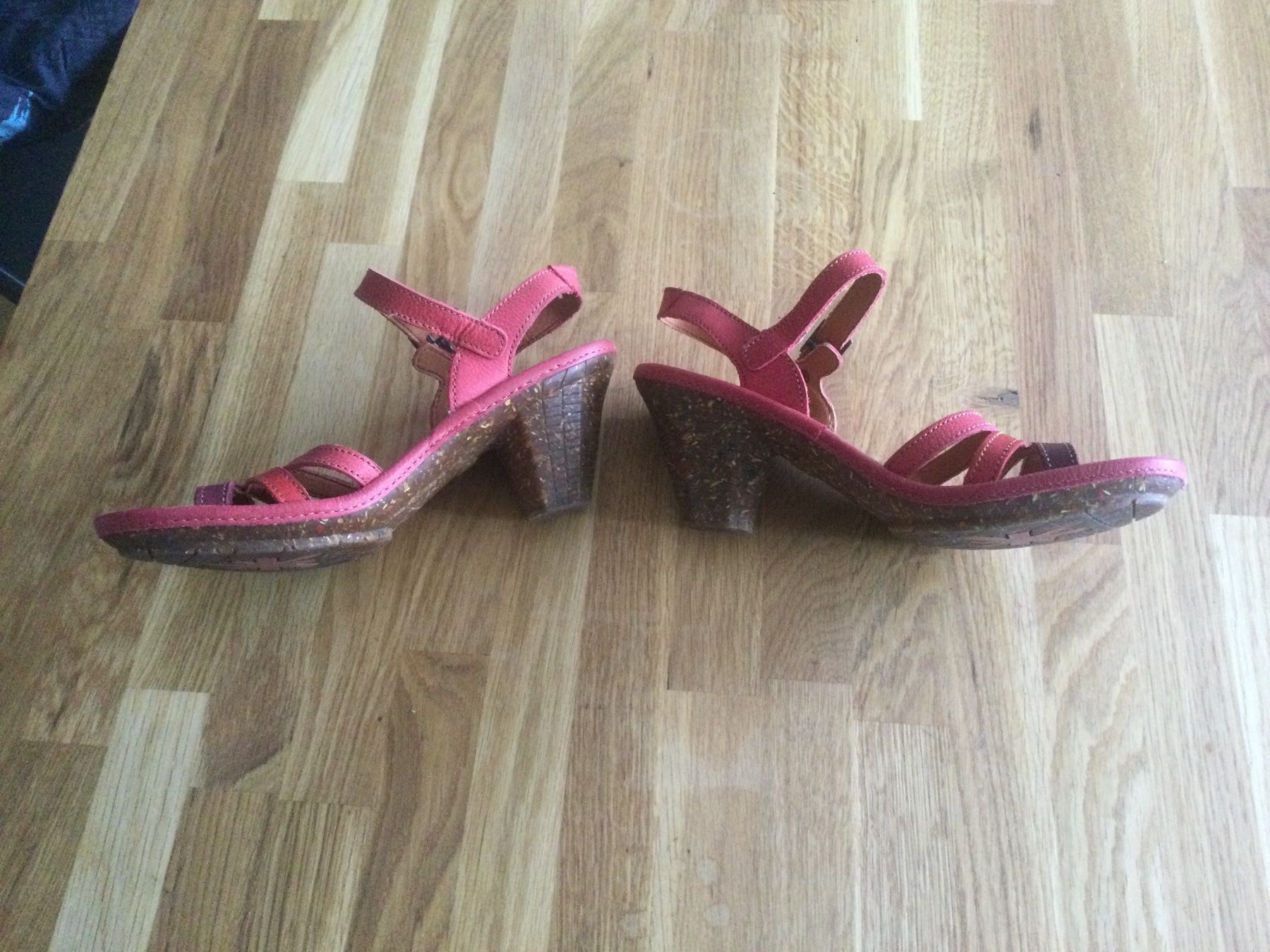 Art Scarpe da donna: SANDALES EN CUIR AVEC TALON ART – Usato da Brügg BE venduto da traindenuit 1