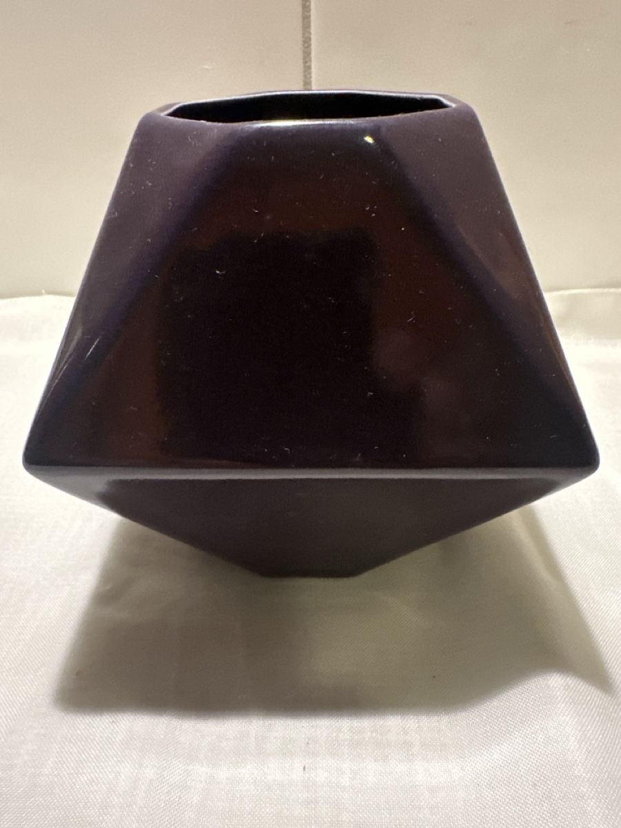 Vasen & Gefässe: Moderne Blumenvase, Diamantform, lila, Keramik – Gebraucht aus Zürich von Chaeffeler 1
