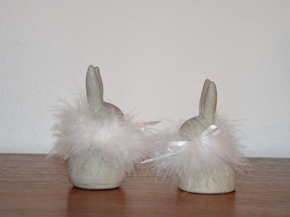 2 kleine Osterhasen aus Beton mit Federboa | Kaufen auf Ricardo