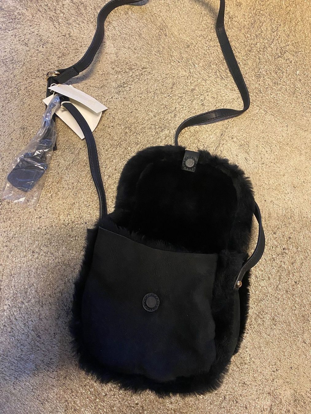 Ugg Borse da donna: Sac en bandoulière UGG – Nuovo e nell'imballaggio originale da Orbe venduto da D-stockFactory-Orbe 1