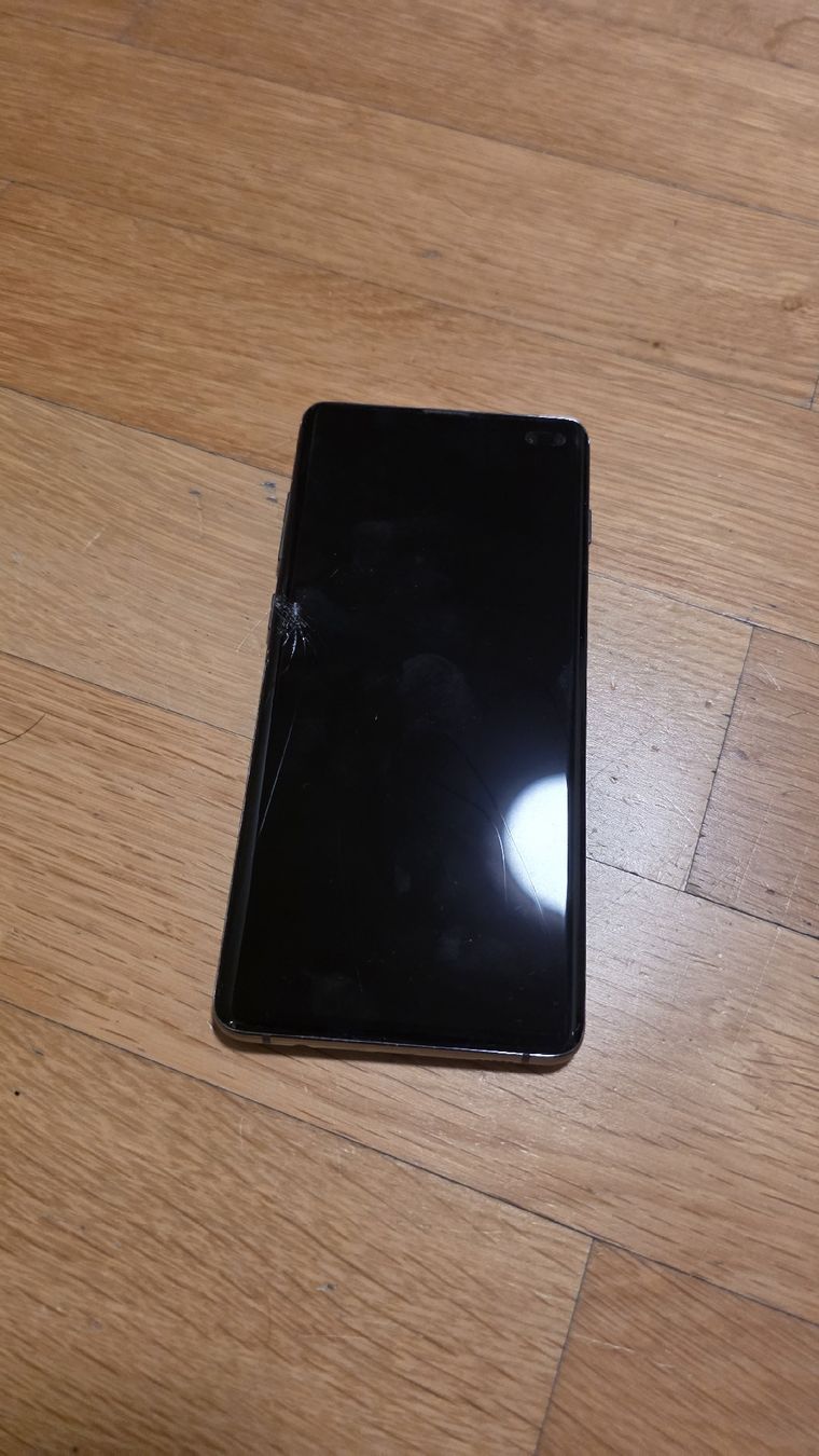 Samsung Telefoni cellulari / Smartphones: Samsung Galaxy S10+ black cracked screen  – Usato da Zürich venduto da cha_gg8d