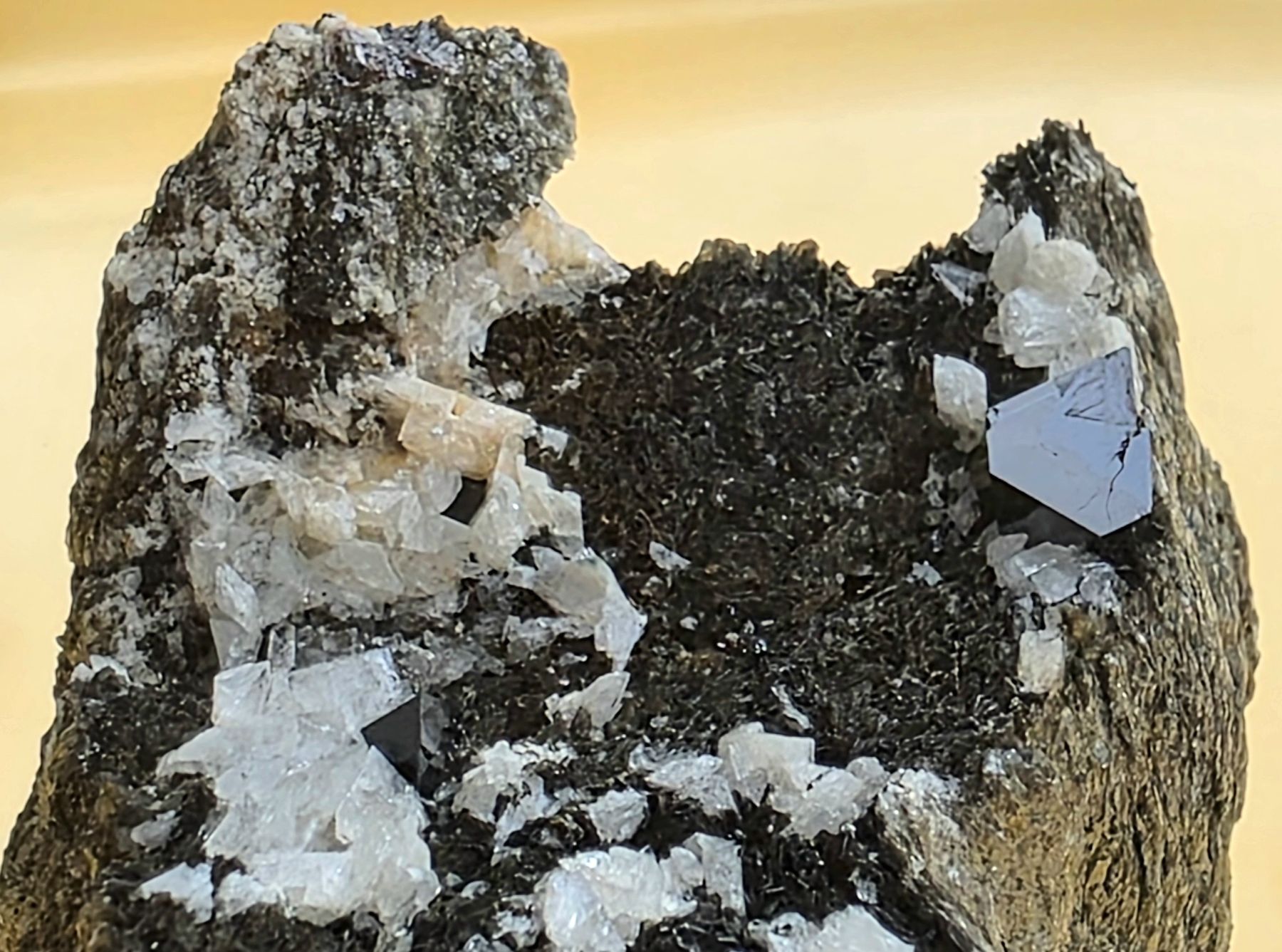 Minerali & Pietre curative: 4x Binntal Spezis. Magnetit - Rutil Pseudomorphose. Calzit. – Usato da Glis venduto da nbu_65ys 2