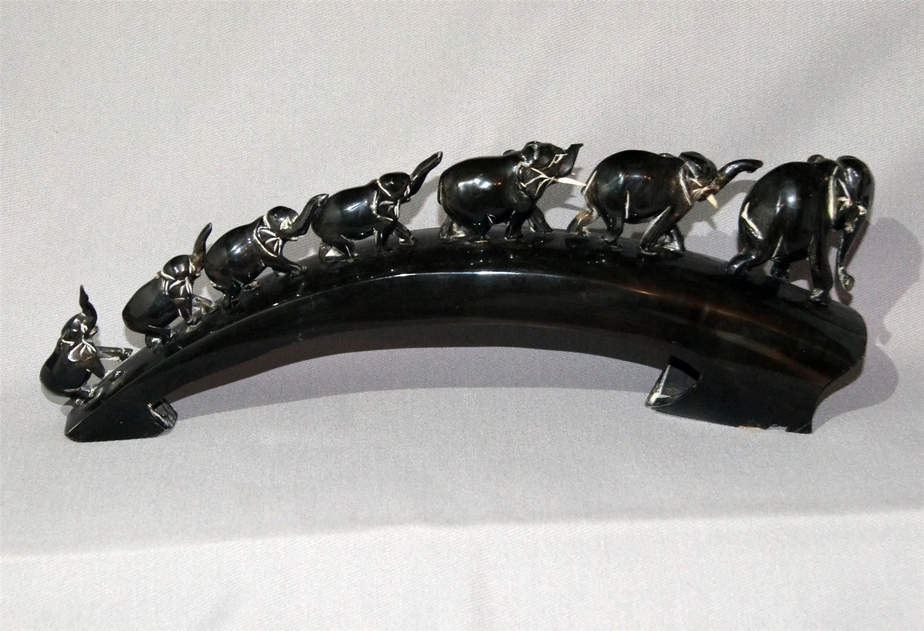 Skulpturen & Statuen: Schöne Elefantenbrücke aus Horn – Gebraucht aus Geroldswil von ARTEFACTO 6