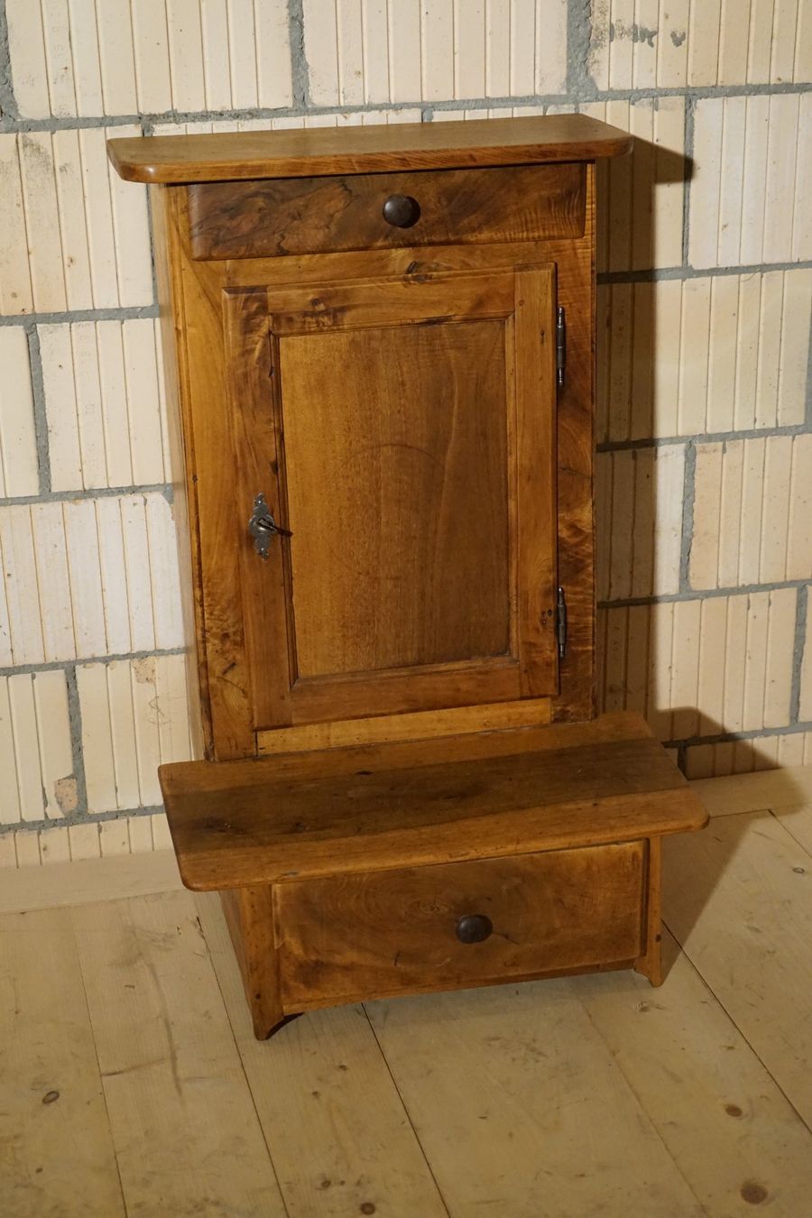 Cassettiere: Möbel klein aus Nussbaum Holz antik – Usato da Hinwil venduto da Antikfischer 1