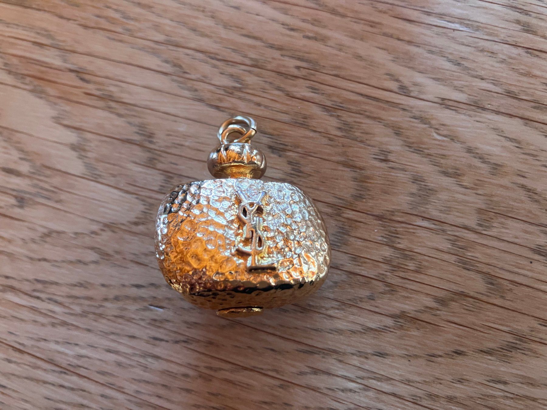 Saint Laurent Ciondoli: Pendentif Yves Saint Laurent Parfums - 90's – Usato da Saclentse venduto da 4rnsn7 1