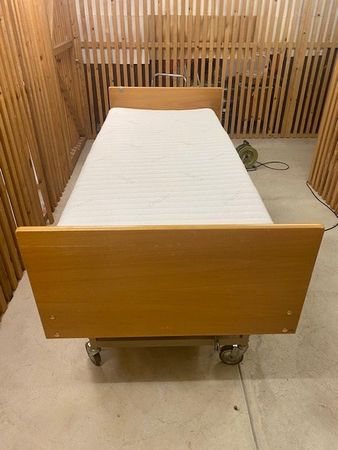 Verstellbares Pflegebett /Electro Bett mit Matratze, Top!