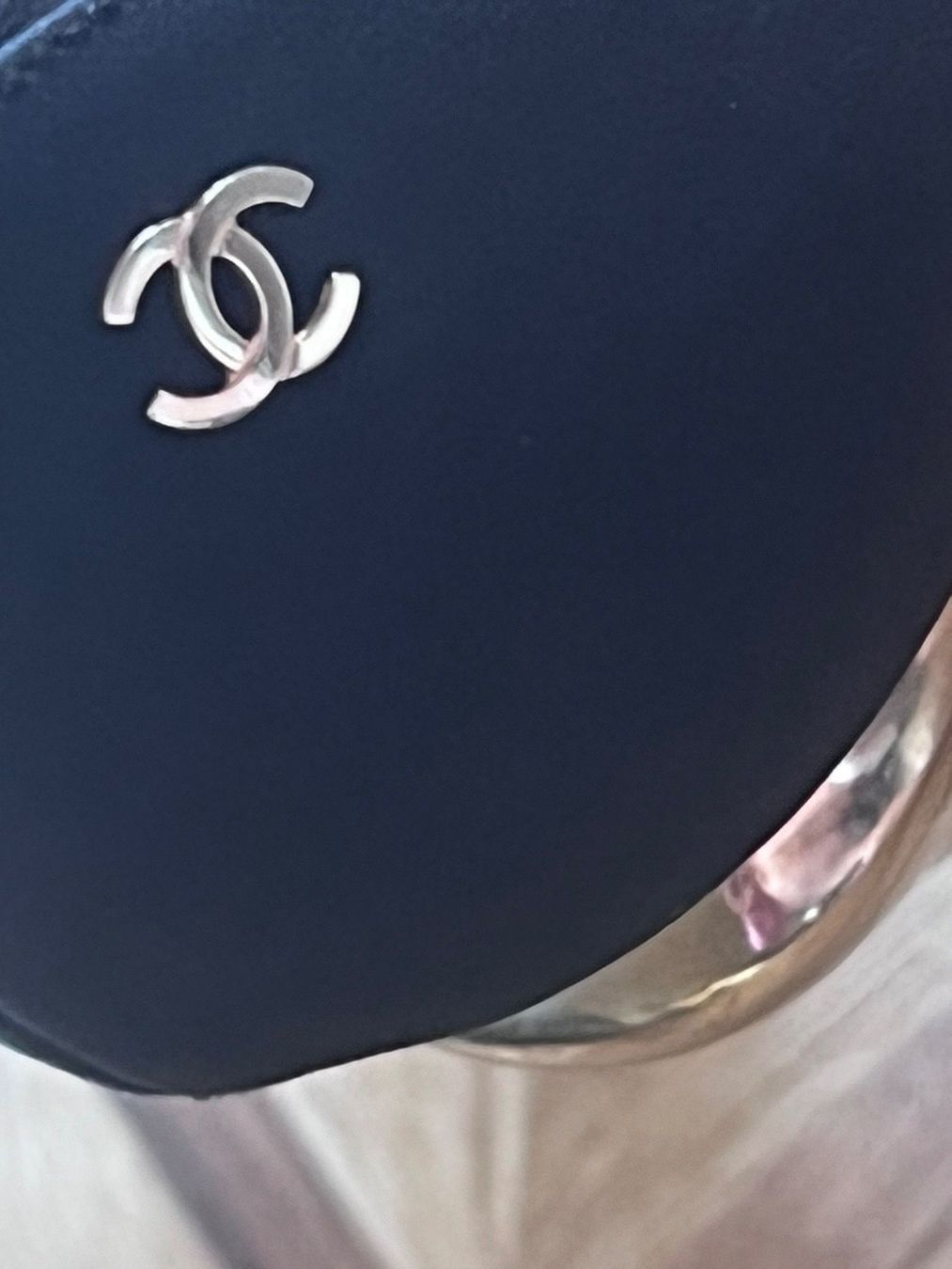 Chanel Scarpe da donna: Chaussures Chanel noires et dorées pointure 39 – Usato da Lausanne venduto da Flo1006 4