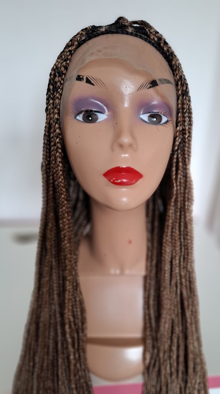 Parrucche: Light Brown Braided Wig | Natural Look | Handmade – Nuovo (secondo la descrizione) da Lausanne venduto da usa_xd5k 1