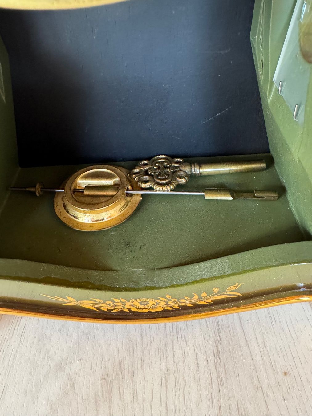 Orologi da terra & Orologi da parete: Superbe pendule neuchâteloise LeCastel verte/dorée – Usato da Erde venduto da CBarts 3